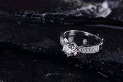 如何在鑽石中的尋找最適合自己的婚戒 小技巧